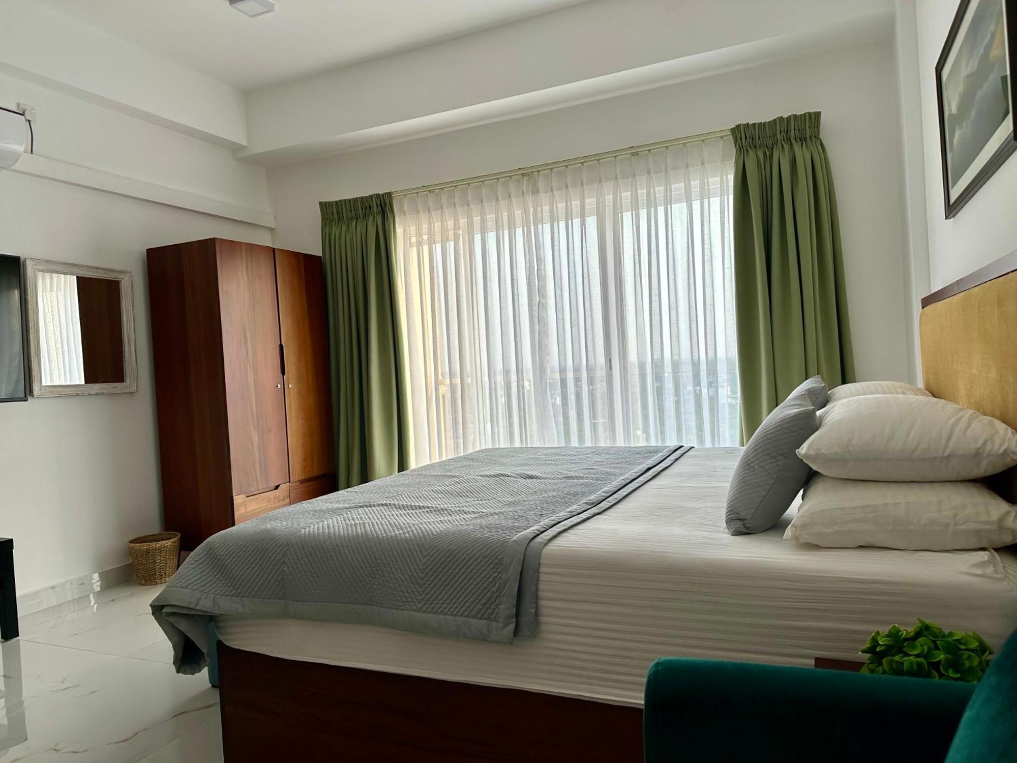 Ocean Breeze Hotel Residencies Britlanka Apartments Негомбо Экстерьер фото
