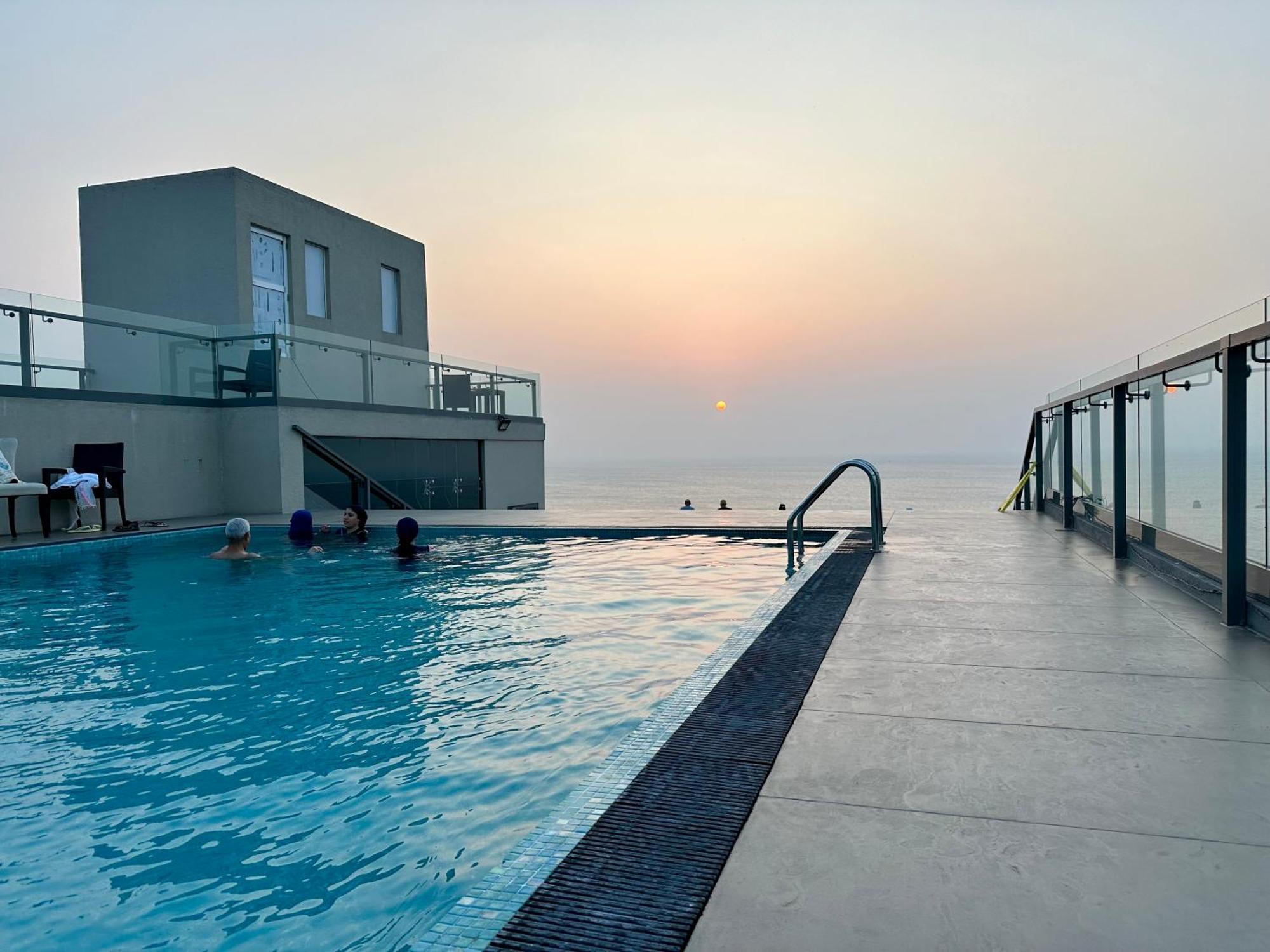Ocean Breeze Hotel Residencies Britlanka Apartments Негомбо Экстерьер фото